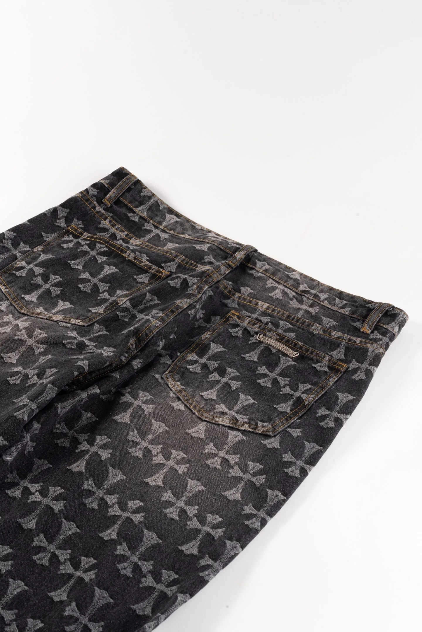 P220 Chrome Hearts double-sided heavy-duty jeans with LOGO jacquard and dark pattern printed all over, truly restoring the ultimate texture of Vintage, special Italian cowhide printed and cut, custom-made sheepskin three-layer thick line leather, the whole splicing in heavy water washing process, you can see the details, three-dimensional cutting version, loose and comfortable, not flattering on the figure, taller and slimmer, factory Seiko, original quality control, same style for men and women, can be matched with couples, versatile recommendation, must-have jeans for all seasons Style number: 1650# Color: black Size: S-XXL (corresponding to 28-36)